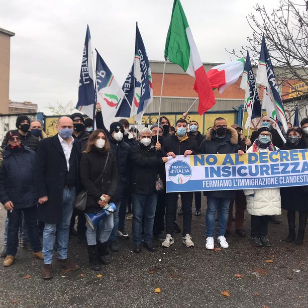Ex Gondrand, presidio di Fratelli d’Italia: “Simbolo di illegalità e della periferia di Torino dimenticata” [VIDEO e FOTO]