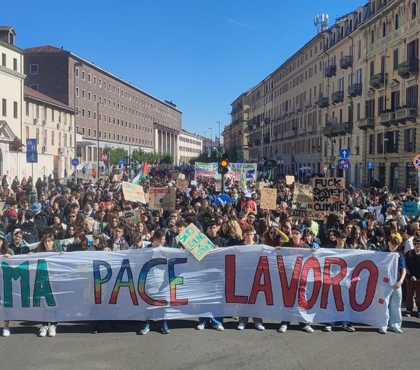 Dieci mesi consecutivi di temperature record: i ragazzi sono tornati in piazza per il clima