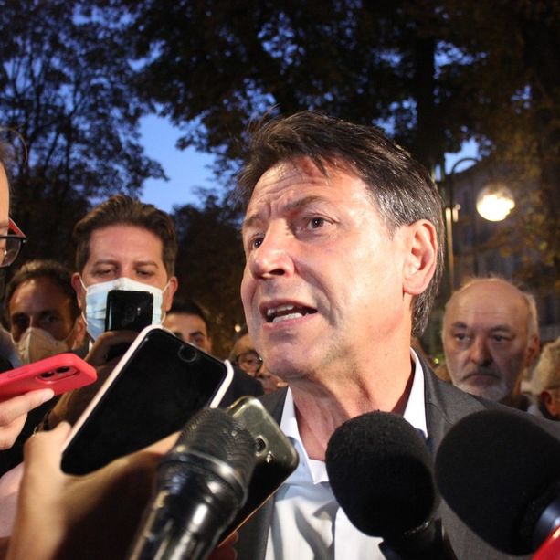 Conte a Torino difende il reddito di cittadinanza: “Italia capovolta, Governo va contro i più deboli”