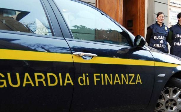 Vendevano console, ma i videogame anni '80 erano piratati: maxi-sequestro della Finanza