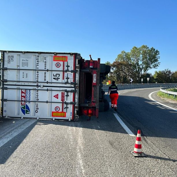 Caos in tangenziale: a Borgaro si ribalta un mezzo pesante, ma non ci sono feriti. Traffico in tilt
