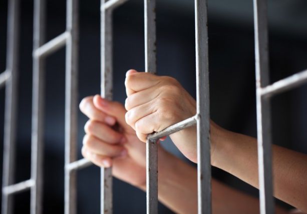 Incendio al carcere di Torino: la polizia penitenziaria porta in salvo i detenuti. Tre agenti intossicati