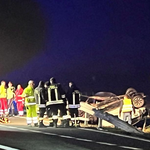 Si scontrano due auto e un furgone, morta una persona