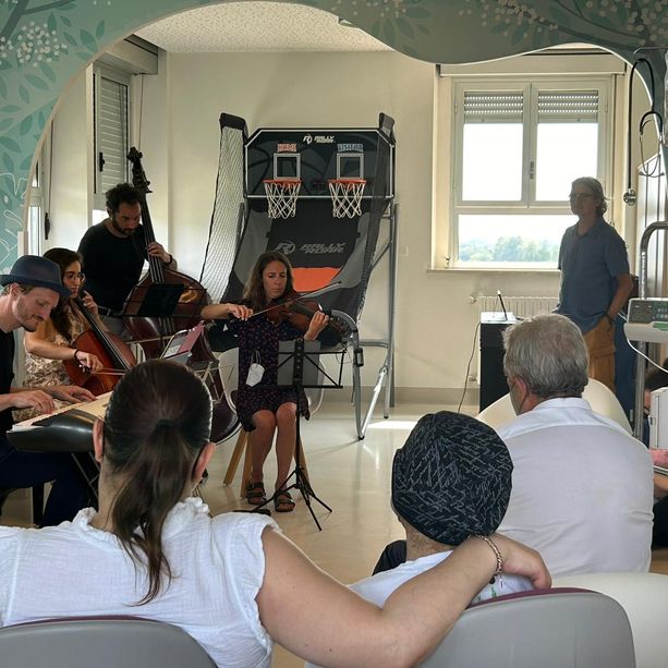 Jeremiah Fraites dei The Lumineers in concerto per i piccoli pazienti del Regina Margherita