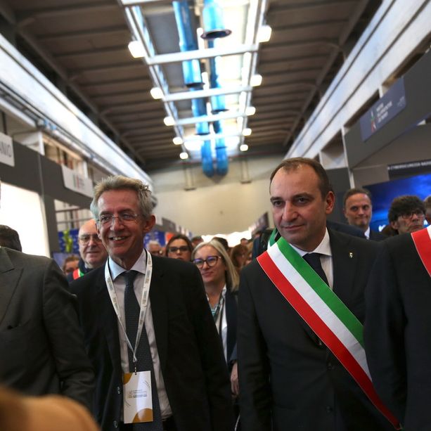 Standing ovation per Mattarella all'Anci: &quot;Voi sindaci siete una magnifica raffigurazione dell'Italia&quot;