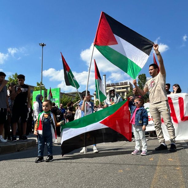 “All eyes on Rafah. Blocchiamo tutto”: corteo pro Palestina davanti al Salone del Libro