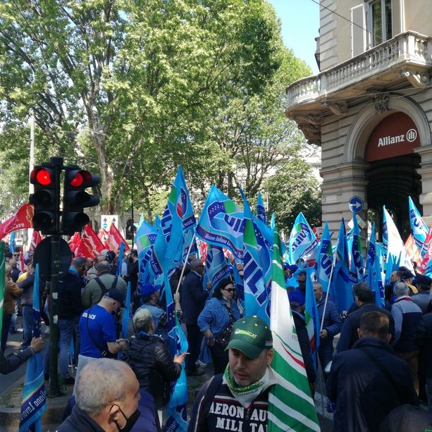 Contratto e dignità. I vigilanti privati bloccano corso Vittorio Emanuele in cerca del rinnovo: &quot;Non si vive con mille euro al mese&quot; [FOTO e VIDEO]