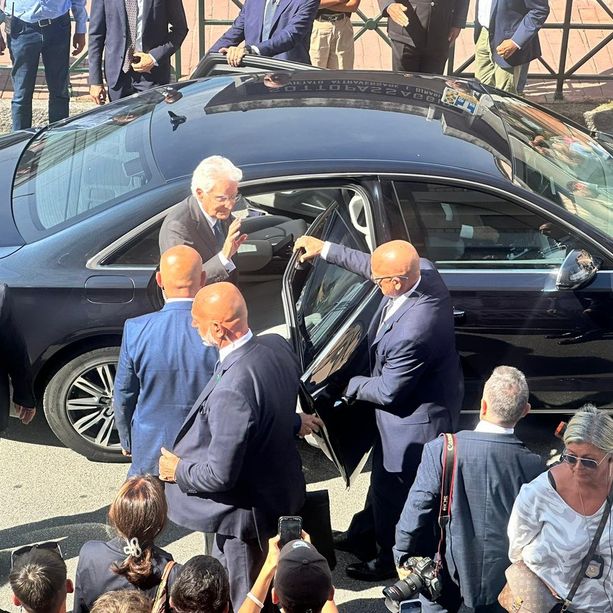 Sergio Mattarella a Brandizzo: il presidente della Repubblica omaggia gli operai caduti con un mazzo di fiori