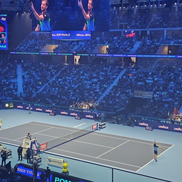 Atp Finals: Alcaraz torna Alcaraz, doma Medvedev e lo consegna alla semifinale contro Sinner