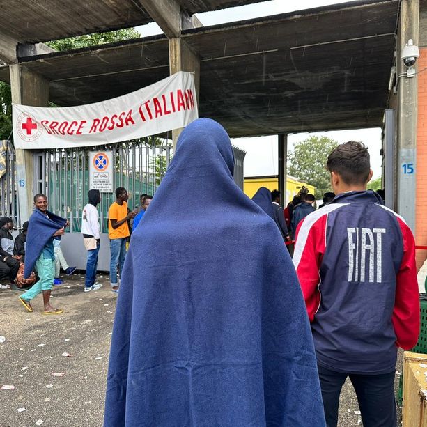 La pioggia si abbatte su via Traves: i migranti si rifugiano in tende su brandine