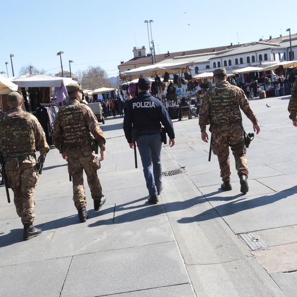 I militari pattugliano tra i banchi di Porta Palazzo. Il Prefetto: &quot;Segno tangibile in tema di sicurezza&quot; [FOTO E VIDEO]