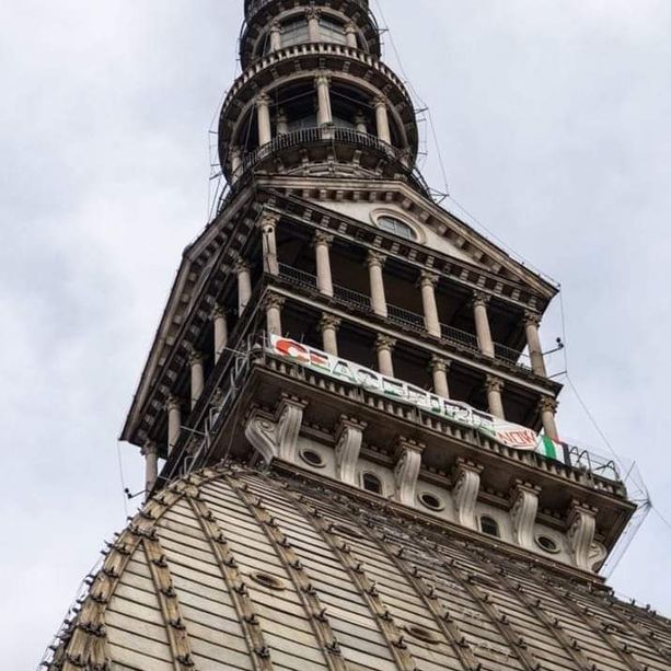 Dopo Palazzo nuovo occupato, incursione sulla Mole degli attivisti pro Palestina: appeso uno striscione per il cessate il fuoco (poi rimosso)