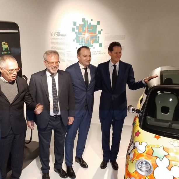 L'auto di oggi si specchia nell'Austerity del 1973. Elkann: &quot;Torino centrale nel cambiamento della mobilità&quot;