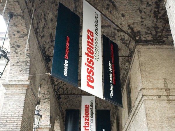 A Torino i volti dei partigiani e della Resistenza illuminano il Comune per il 25 aprile