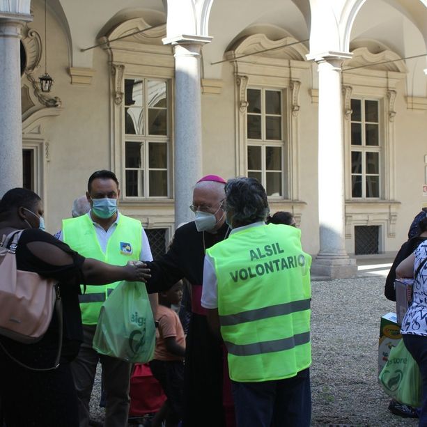 San Giovanni, Nosiglia distribuisce i pacchi alimentari ai poveri: &quot;Condizione di lavoro pietosa&quot; [FOTO e VIDEO]