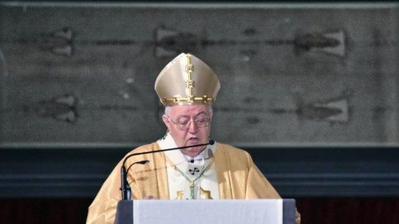 Coronavirus, Nosiglia: &quot;Comunione nelle mani, no al segno della Pace e niente acquasantiera&quot;
