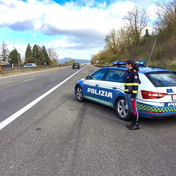 Lancia grossi sassi sui veicoli in autostrada: libico arrestato per tentato omicidio