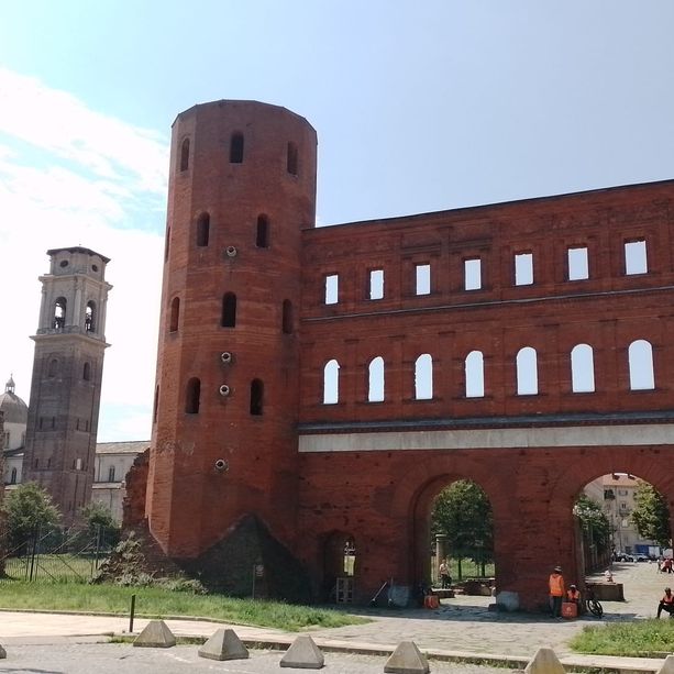 Torino apre cancelli e svela cortili in un cammino tra 2.000 anni di storia: si sperimenta la Royal green walk