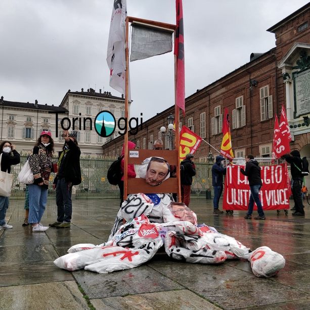 Primo maggio: ghigliottina pronta a decapitare Mario Draghi in piazza Castello [FOTO]