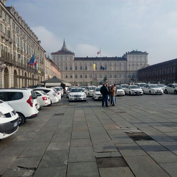 Da Embraco allo sciopero dei bus, dai taxisti alla scuola: la Torino che protesta scende in piazza