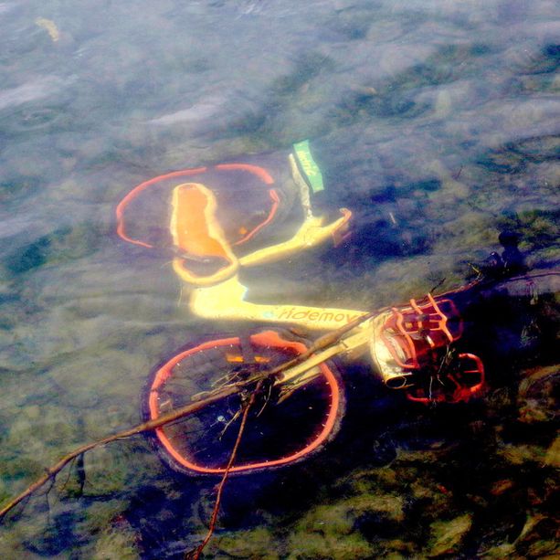 Relitti di bici, monopattini, poltrone e immondizia: ai Murazzi il Po diventa discarica dell’inciviltà [FOTO]