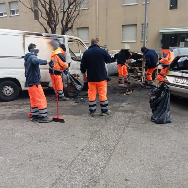 Faida tra famiglie rom, al via la rimozione delle auto bruciate