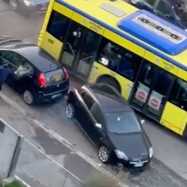“Prima la rissa, poi gli incendi. L’ultima faida rom spaventa le famiglie: “Basta, dateci l’esercito” [VIDEO]