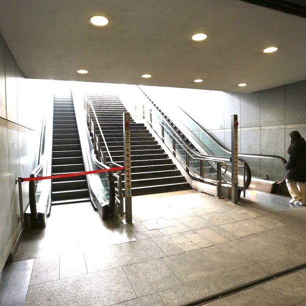 Rissa sulla Metro tra giovani, salta fuori anche una mannaia: servizio sospeso in piazza Carducci