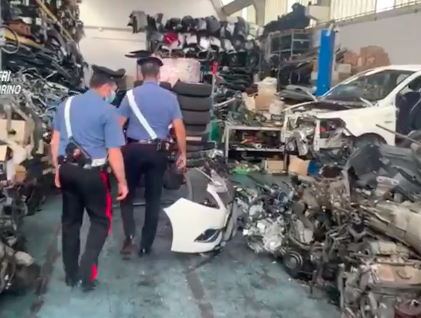 Smontavano auto rubate per rivendere i pezzi, carabinieri denunciano tre persone [VIDEO]