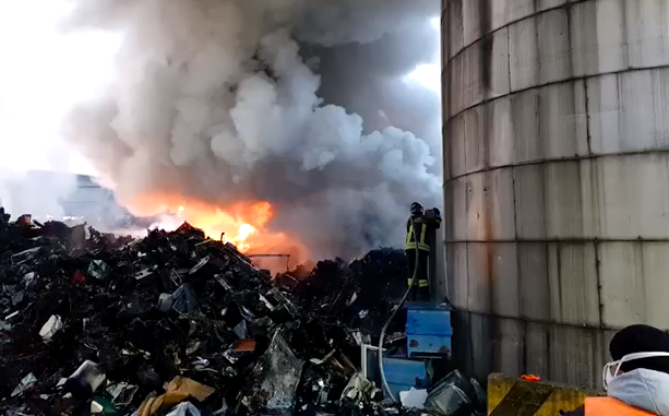 Incendio nello stabilimento Amiat a Volpiano visibile anche a distanza