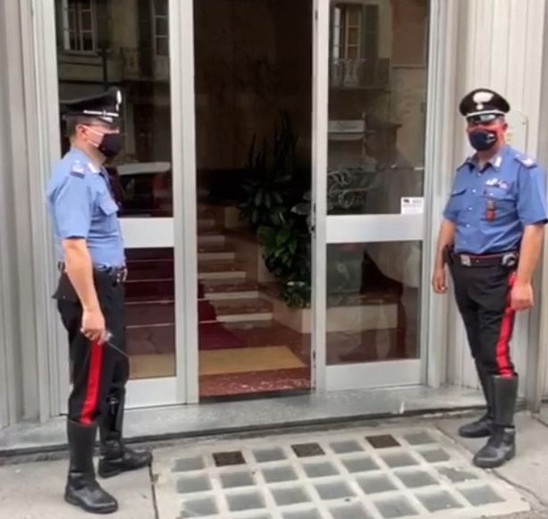 Uomo trovato morto in una cantina in via Principi d'Acaja: è stato ucciso con una coltellata
