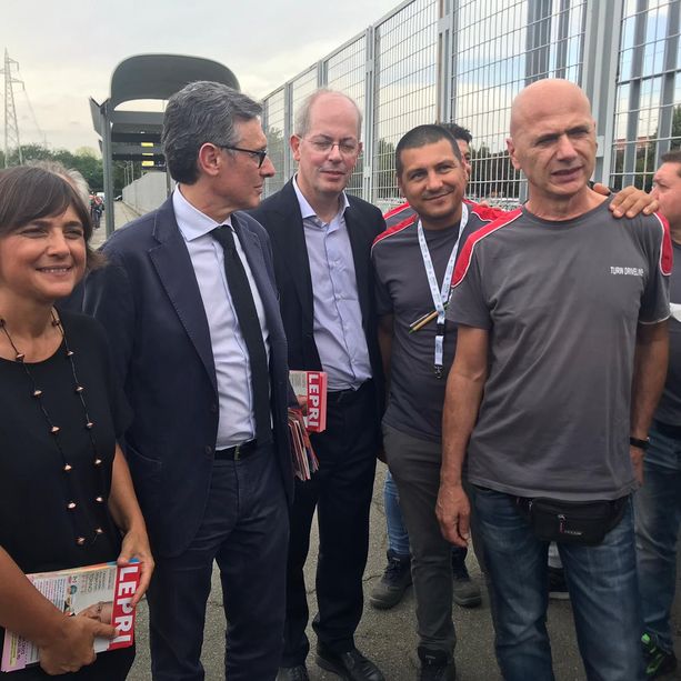 Serrachiani (Pd) davanti ai cancelli Iveco: &quot;Lavoro e salari sono la nostra priorità, specie con questi rincari&quot; [FOTO]