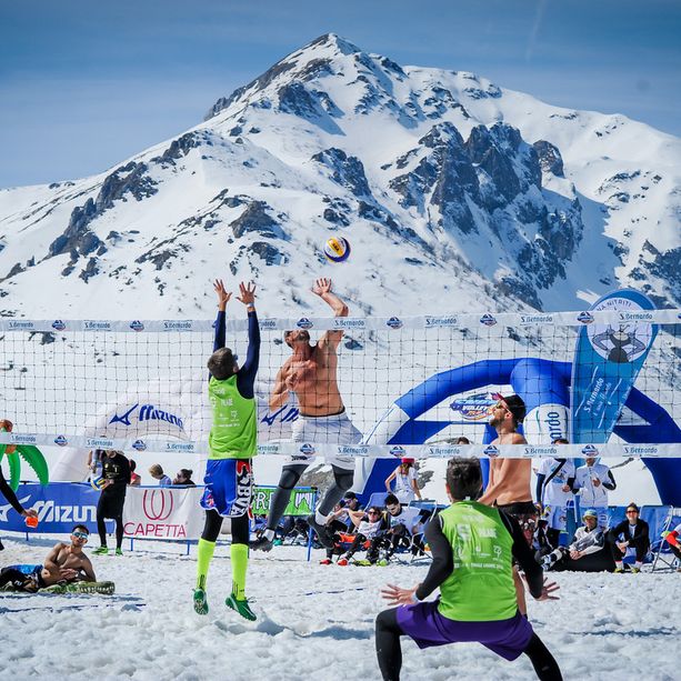 La neve al posto della sabbia: a Bardonecchia il volley per chi non teme il freddo. E Torino ci pensa per farlo in piazza nel 2025 [FOTO]