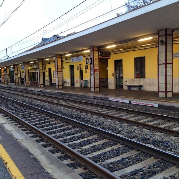 Muore investito dal treno a Settimo Torinese: bloccata la circolazione dei treni