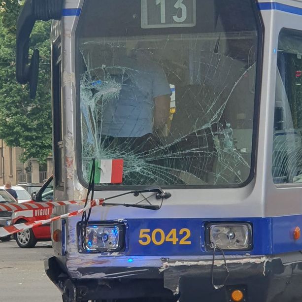 Paura in corso Lecce: il tram 13 si scontra con l'autoscala dei pompieri, feriti due passeggeri
