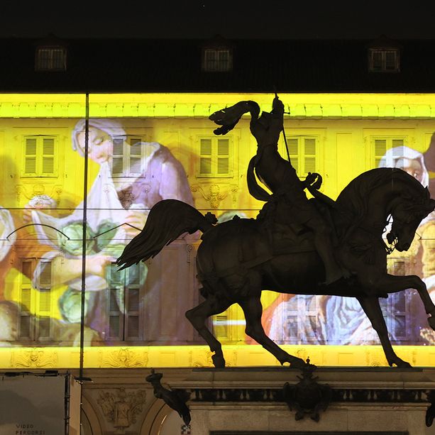Torino come Lione, una festa di luci illumina piazza San Carlo. Sulle facciate la storia della città dal 700 al 900