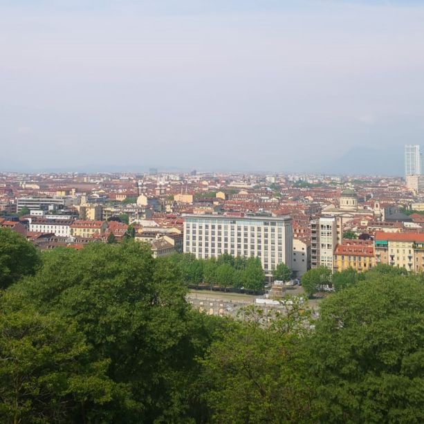 Torino è una &quot;città dei 15 minuti&quot;? Solo in centro e San Salvario scuole, ospedali e cinema sono ad un quarto d'ora a piedi