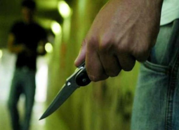 Cerca di rapinare un negozio armato di coltello, ma finisce in manette: arrestato un 17enne