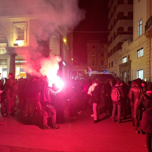 Forti contestazioni in Via Roma per l'arrivo del generale Vannacci. Il grido del corteo: &quot;Vannacci, Vannacci sei il capo dei pagliacci&quot;