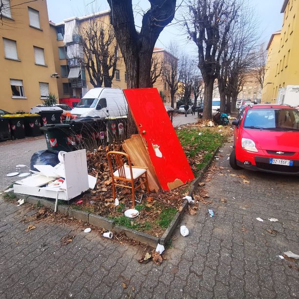 Cortili trasformati in discariche: &quot;Che fine ha fatto l'impresa di pulizie?&quot;