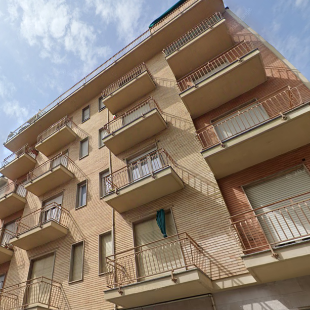 Cede una ringhiera in Barriera di Milano: 57enne muore mentre ristrutturava un balcone