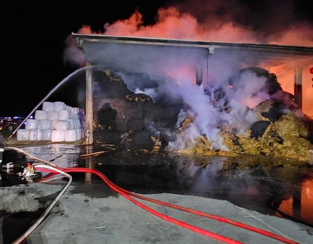 Le fiamme divorano un fienile a Isolabella: notte di lavoro per i vigili del fuoco [VIDEO]