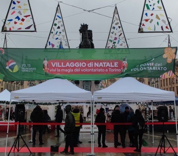 Natale fa rima con solidarietà, inaugurato il Villaggio del Volontariato di Piazza Bodoni [FOTO]