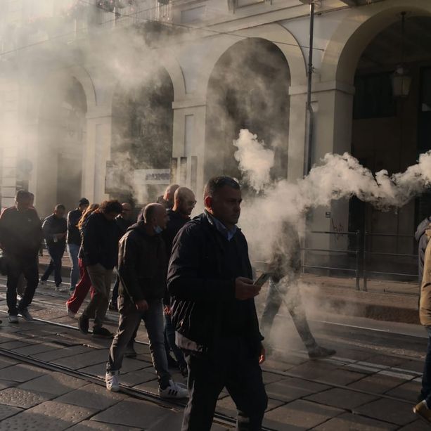 Taxisti in corteo bloccano via Po: &quot;Siamo contro il Far West degli Ncc&quot;