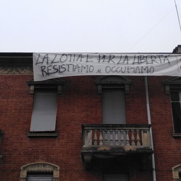 Anarchici occupano una palazzina in via Bersezio