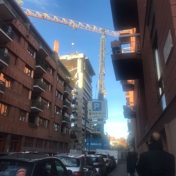 Ruspe a 30 metri d'altezza e palazzo sventrato: a Torino stanno abbattendo l'ex Centro Congressi [VIDEO e FOTO]