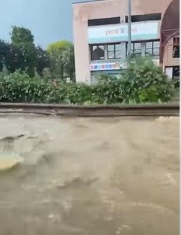 Il maltempo torna a colpire: improvviso nubifragio trasforma le strade di Rivoli in fiumi