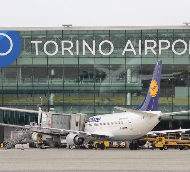 Tragedia di Caselle, l’aeroporto chiuso fino alla mezzanotte di domenica: cancellati i voli da e per Torino