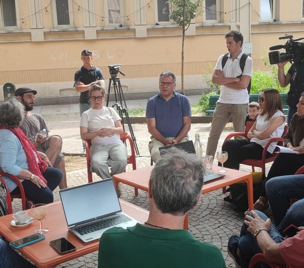 Il sindaco incontra i residenti e ascolta Alessandro, che dorme nella piazza dello spaccio di San Salvario