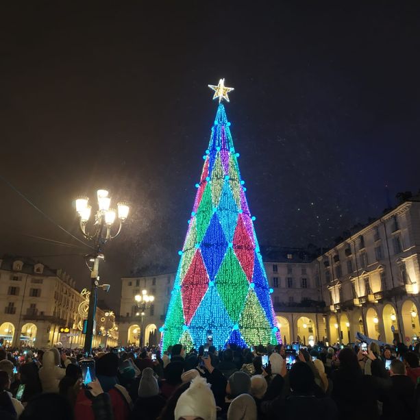 Un Natale di luce illumina Torino, Lo Russo: &quot;Che sia di ripartenza e speranza&quot; [VIDEO]